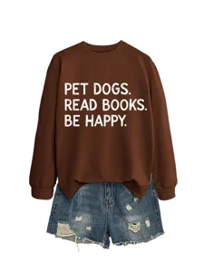 Brauner Damen Pullover mit Buchstaben Druck und modischen kurzen Jeans Shorts im Set.