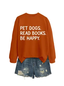 Nahaufnahme des lässigen orangefarbenen Sweatshirts mit Text und stylischen Jeansshorts.