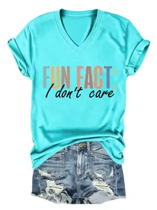 Vista dettagliata della t-shirt casual da donna con scollo a V e stampa grafica.