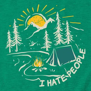 Primo piano dettagliato della t-shirt verde con bel motivo da campeggio e testo.