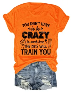 Detailansicht eines orangefarbenen Damen Kurzarm T-Shirts kombiniert mit Jeansshorts.