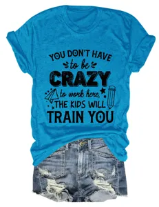 Damen lässiges Rundhals Kurzarm T-Shirt kombiniert mit destroy Denim Shorts stilvoll.