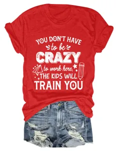Rotes Damen Kurzarm T-Shirt mit witzigem Spruch und stylischen Jeans-Shorts kombiniert.