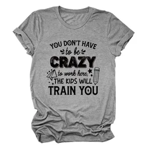 Grafisches T-Shirt Detail mit schwarzem lustigem Slogan auf meliertem Baumwollstoff.