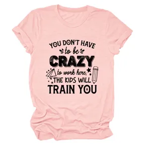 Nahaufnahme des rosa Kurzarm-T-Shirts mit witzigem Aufdruck und Grafik auf der Vorderseite.