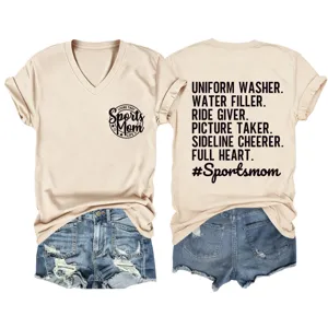 Maglietta casual beige con scollo a V e maniche corte da donna con pantaloncini in denim.