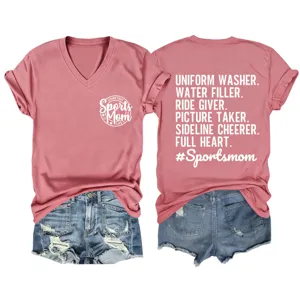 T-shirt casual da donna rosa con collo a V e maniche corte abbinata a pantaloncini di jeans.