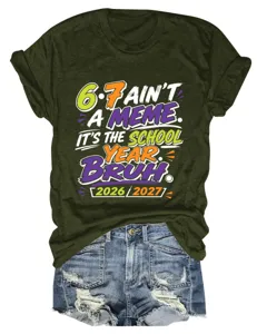 Dames casual olijfgroene korte mouw t-shirt gecombineerd met hippe spijkerbroek shorts.