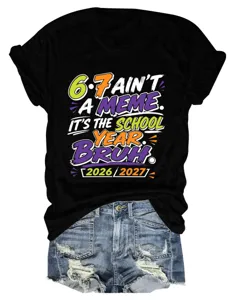 Gedetailleerd overzicht van de grafische print op het zwarte t-shirt met het schooljaarthema.