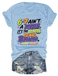 Casual lichtblauwe dames t-shirt met korte mouwen en grappige schooljaar grafische print top.