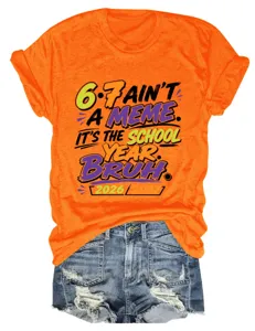 Oranje korte mouw t-shirt detail met grappige schooljaar tekstgrafisch ontwerp voor dames.