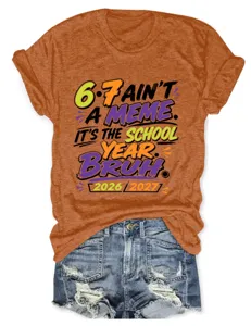 Gedetailleerd overzicht van het casual sloganprint t-shirt gecombineerd met jeans.