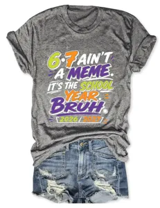 Gedetailleerd overzicht van grijs grafisch t-shirt met 2026 schooljaar print, casual ronde hals.