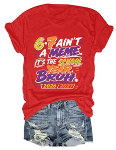 Casual rood t-shirt met korte mouwen en grappige schooljaar-memeprint gecombineerd met jeansshorts.
