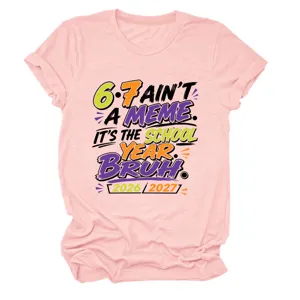Casual roze dames T-shirt met korte mouwen en ronde hals met trendy schooljaar-grafisch ontwerp.