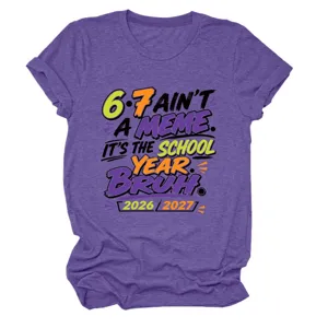 Detailweergave van het paarse korte mouwen t shirt met grappige meme schooljaar print.
