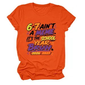 Oranje korte mouw t-shirt detail met grappige schooljaar grafische print en dikke typografie.