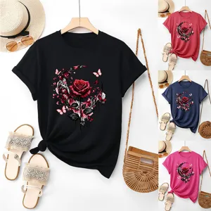 Detailansicht des Damen Kurzarm T-Shirts mit Rosen Mond Schmetterling Print und Zubehör.
