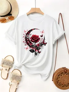 Detailansicht des weißen Damen T-Shirts mit roter Rose und Schmetterling Mond Grafikdruck.