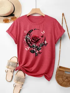 Nahaufnahme des roten Kurzarm-T-Shirts mit Rosen-Mond-Schmetterlings-Grafikprint-Detail.