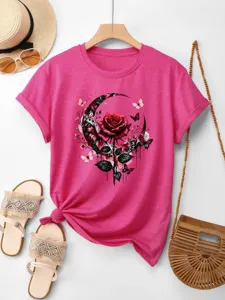Detailansicht des pinken Damen-Kurzarm-T-Shirts mit Rosen-, Mond- und Schmetterlings-Grafik.