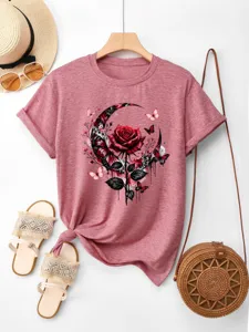 Lässiges Damen Kurzarm T-Shirt in Rosa mit künstlerischem Rosen und Schmetterling Detail.
