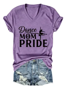 Κοντινό πλάνο σε μωβ t-shirt με V-neck, τύπωμα Dance Mom Pride και λεπτομέρεια χορεύτριας.