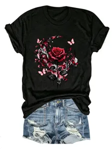 Nahaufnahme des schwarzen Kurzarmshirts mit gotischer Rosen- und Schmetterlings-Mond-Grafik.