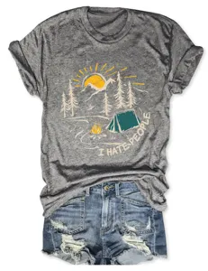 Casual maglietta da donna grigia a maniche corte con stampa camping e shorts in denim.