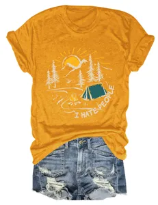 T-shirt casual da donna a manica corta con grafica campeggio e shorts denim strappati.
