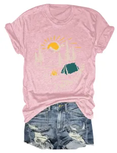 Primo piano di una t-shirt donna manica corta con stampa campeggio e shorts di jeans.