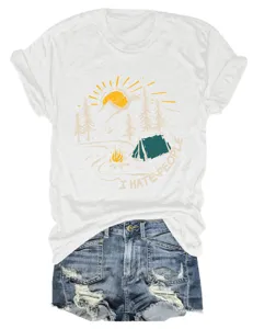 Vista dettagliata di una t-shirt bianca a maniche corte con pantaloncini di jeans.