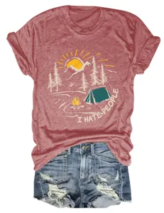 Maglietta casual da donna a maniche corte con grafica da campeggio e slogan divertente.