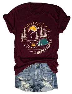 Maglietta casual da donna a maniche corte con stampa grafica da campeggio e scollo rotondo.