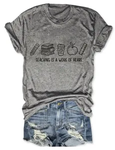 Gros plan sur le t-shirt gris à manches courtes avec imprimé enseignant et denim.