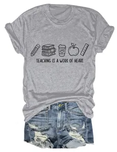 T-shirt gris à manches courtes avec imprimé enseignant et short en jean stylé.