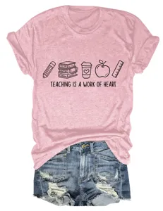 Gros plan détaillé du t-shirt femme décontracté rose à manches courtes avec motif enseignant.