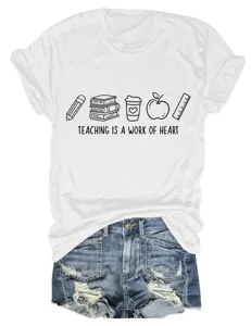 Vue détaillée d'un t-shirt blanc décontracté avec motif enseignant et short en jean.