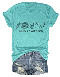 Vue de détail du t-shirt turquoise pour femme à manches courtes avec motif graphique enseignant.