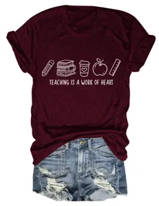T-shirt à manches courtes bordeaux décontracté pour femmes avec imprimé graphique sur les enseignants.