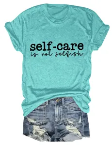 Casual minimalistisch dames T-shirt met korte mouwen en inspirerende print detailweergave.