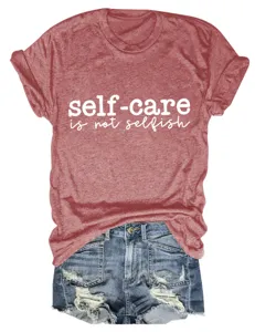 Close-up van het casual shirt met korte mouwen en een inspirerende tekstprint erop.