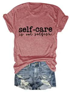 Gedetailleerd overzicht van het comfortabele rode t-shirt met inspirerende opdruk.
