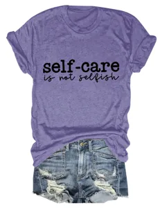 Detailopname van het paarse korte mouwen t-shirt met inspirerende slogan print.