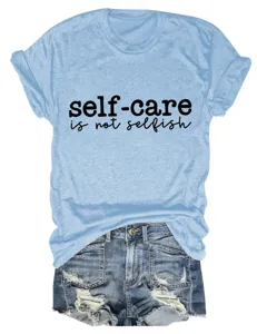 Casual lichtblauwe korte mouw t-shirt voor dames met stijlvolle inspirerende slogan print.