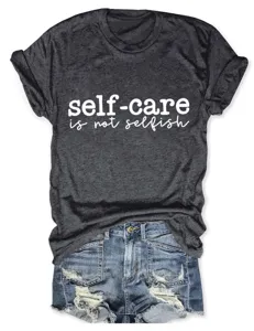 Donkergrijs korte mouwen T-shirt met tekstprint gecombineerd met hippe denim shorts.