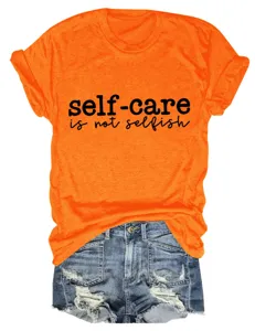 Oranje t-shirt detail met korte mouwen voorzien van motiverende slogan en spijkerbroek.