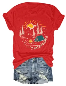 Vista dettagliata della t-shirt casual da donna a manica corta con stampa da campeggio.