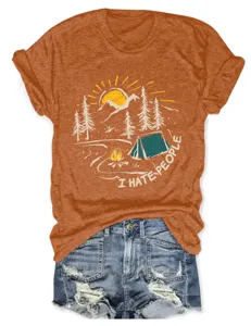 Vista dettagliata della elegante t-shirt grafica da donna con design da campeggio e stampa audace.