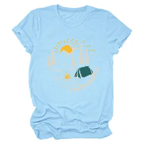 Vista dettagliata della t-shirt casual da donna azzurra a maniche corte con stampa campeggio.